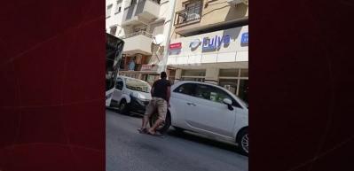 İzmir'de bir kişi otomobili tek başına kaldırarak yolu a&ccedil;tı: Hulk musun sen?