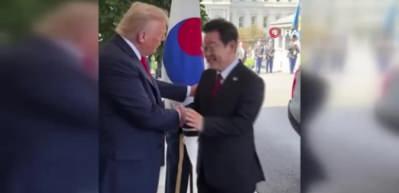 Dünya Trump'ın elindeki morluğu konuşuyor: Beyaz Saray'dan açıklama geldi!