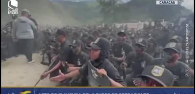 ABD'nin tehdit ettiği Venezuella'da halk gönüllü askerliğe akın etti