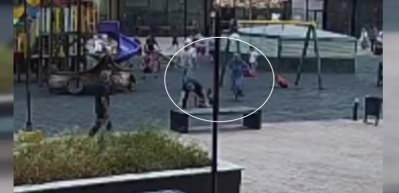 Cani adam parkta oynayan &ccedil;ocukları yerden yere vurdu! 
