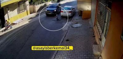 Sokak arasında süratli araç çocuğu çarptı kaçtı!