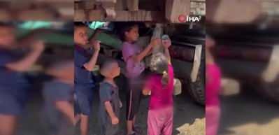 Gazzeli çocukların kirli suyu kaplarına doldurdukları o anlar yürekleri yaktı