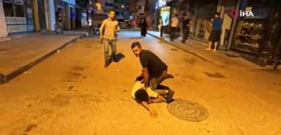 Aksaray karıştı! Kavgaya m&uuml;dahale eden polislere bı&ccedil;aklarla saldırdılar