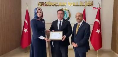 Öğrencisinin derdi için koşan öğretmene Vali’den başarı belgesi