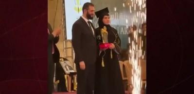 Diplomasını eşi Şara'nın elinden aldı