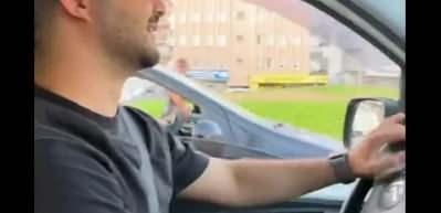 Arabasına "Namaza başladım, kutlamak için kornaya basabilirsiniz" yazdı! İşte gelen yoğun tepkiler