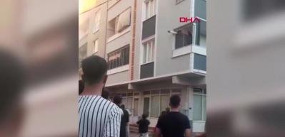 Evde &ccedil;ıkan yangında &ouml;nce &ccedil;ocuğunu, sonra kendisini 3&rsquo;&uuml;nc&uuml; kattan attı; o anlar kamerada