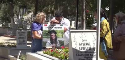 İsrail'in şehit ettiği Ayşenur Ezgi Eygi, Didim’de mezarı başında anıldı