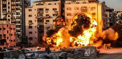 Kana doymuyorlar! İşgalci İsrail Gazze'de 30 dairelik binayı b&ouml;yle vurdu!