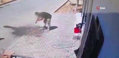 Babanın k&uuml;&ccedil;&uuml;k &ccedil;ocuğuna hırsızlık yaptırdığı anlar kamerada