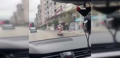 Aile boyu ihmalkarlık! Motosikletli sürücü herkesi korkuttu