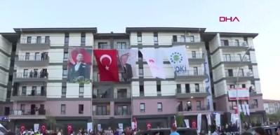 Erdoğan'dan depremzede aileye sürpriz ziyaret! Vatandaşlara 'balkon' selamı
