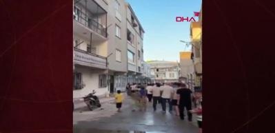 yangından kurtulmak i&ccedil;in &ccedil;ocuğuyla birlikte 3'&uuml;nc&uuml; kattan atladı