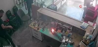 Aksaray'da telefon bataryası bomba gibi patladı! O anlar kamerada