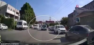 Aksiyon filmlerini aratmayan kaza! Dev kamyon aracı metrelerce sürükledi