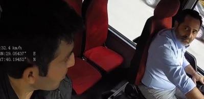 Bursa'da otobüs şoförü, engelli vatandaşı yaka paça araçtan attı!