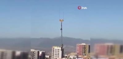 İşçinin şantiyeden vinçle indiği anlar herkesi korkuttu