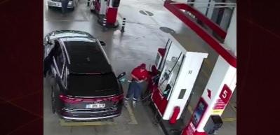 Manisa'da benzin alan bir sürücü, pompayı çıkarmasını beklemeden gitmeye çalıştı
