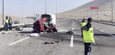 Otomobil, TIR'a arkadan çarptı: 2 ölü, 3 yaralı
