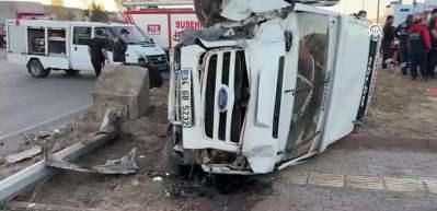 Otomobille çarpışan minibüsteki 15 tarım işçisi yaralandı