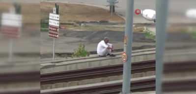 Samsun’da tramvay raylarında müzik dinleyen şahıs, vatman tarafından tramvaya alındı
