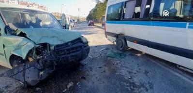 Servis minibüsü ile hafif ticari aracın çarpıştığı kazada 8'i öğrenci 9 kişi yaralandı