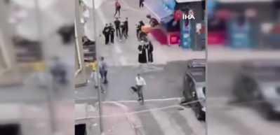 Sokak kavgası kamerada! Birbirlerine sopalarla saldırdılar!