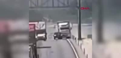 Tırın yol kenarındaki direğe çarptığı dehşet kazanın görüntüleri