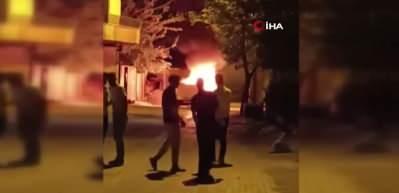  Tofaş alev topuna döndü, vatandaşlar yangını film izler gibi izledi