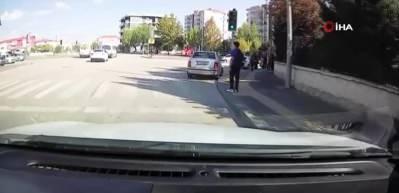 Yaya geçidinde bekleyen öğrenci ölümden kıl payı kurtuldu