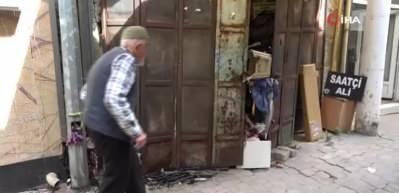 96 yaşındaki Dursun Yıldız, Türkiye’nin en yaşlı şemsiye tamircisi