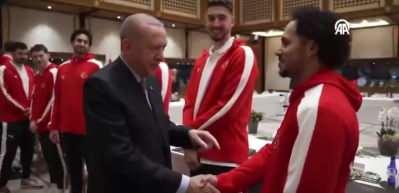 Başkan Erdoğan ve Adem Bona arasında samimi anlar! "İyiyim abi, sen nasılsın?"