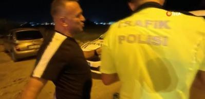 Cezaevinden izinli çıkan şahıs alkollü şekilde araç kullanırken yakalanınca polise beddua etti...