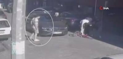 &Ccedil;ocuk yaşta gasp anı! K&uuml;&ccedil;&uuml;k &ccedil;ocuğu tekme ve tokatlarla d&ouml;ven iki şahıs tutuklandı