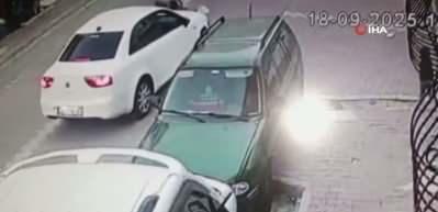 Esenyurt&rsquo;ta oğluna araba &ccedil;arpacağını g&ouml;rd&uuml;, kendini otomobilin &ouml;n&uuml;ne attı: O anlar kamerada