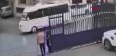 Hareket eden minibüsü koşarak durdurdu! Facia ucuz atlatıldı