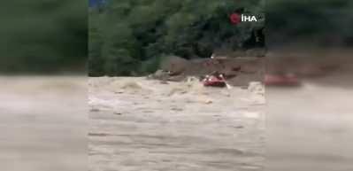 Ne iş makineleri ne fırtına onlara engel olabildi! Rafting tutkunları herkesi şaşırttı