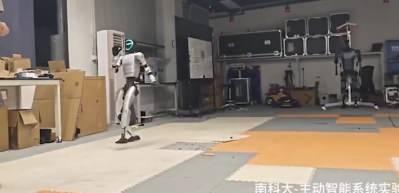 Çin'de robota tekmeyle dayanıklılık testi yapıldı
