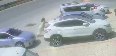 Park halinde hareket eden aracı tek eliyle durduran kadın faciayı &ouml;nledi