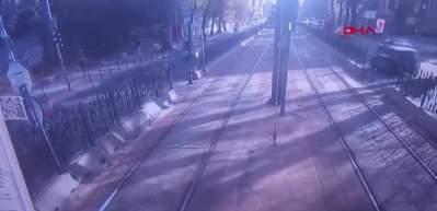 Tophane durağında tramvay kazası: Yolun karşısına geçmeye çalışan yaya ağır yaralandı