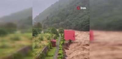 Rize'de sel felaketi: Evlerin sel sularına kapılma anı kamerada