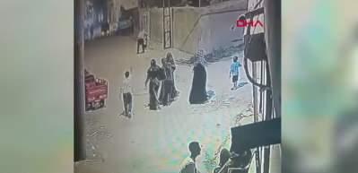 Sokakta oynayan çocukları gürültü yaptıkları gerekçesiyle sopayla darbetti; o anlar kamerada