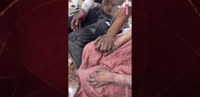 İsrail’in saldırılarının ortasında el ele hayatta kalma mücadelesi veren aile yürekleri yaktı