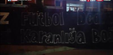 Trabzonspor taraftarlarından TFF'ye tepki: Temiz futbol dediniz, bizi karanlığa g&ouml;md&uuml;n&uuml;z