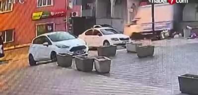 Üsküdar'da yokuş aşağı inen kamyonet iş yerine çarptı