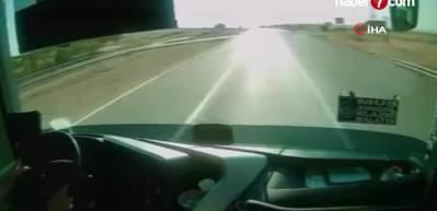 Yolcu otobüsü ile kamyonetin kaza anı kamerada