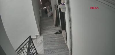Güllü balkondan düşerek hayatını kaybetti! Yakınlarının binadan indiği anlar görüntülendi