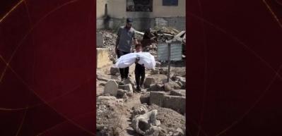 Bu nasıl bir acı! Kuzeninin cansız bedenini taşıyan &ccedil;ocuğun dramı y&uuml;rekleri sızlattı