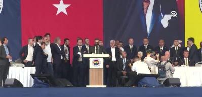 Fenerbah&ccedil;e&rsquo;de yeni d&ouml;nem: Sadettin Saran başkan se&ccedil;ildi, Dursun &Ouml;zbek&rsquo;ten tebrik telefonu