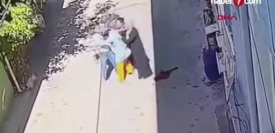 Kucağında çocuğuyla yürüyen anneyi 3 kadın darbetti